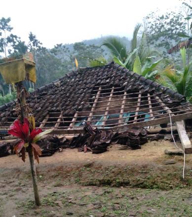 Diguyur Hujan Deras Rumah Kadek Suartayasa Banjar Dinas Kembang Rijasa Roboh